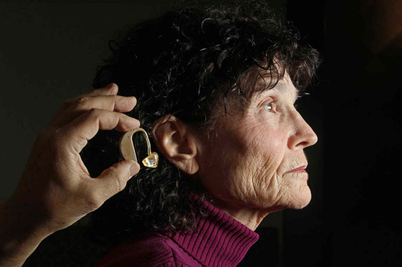 Как подобрать слуховой аппарат для пожилого человека